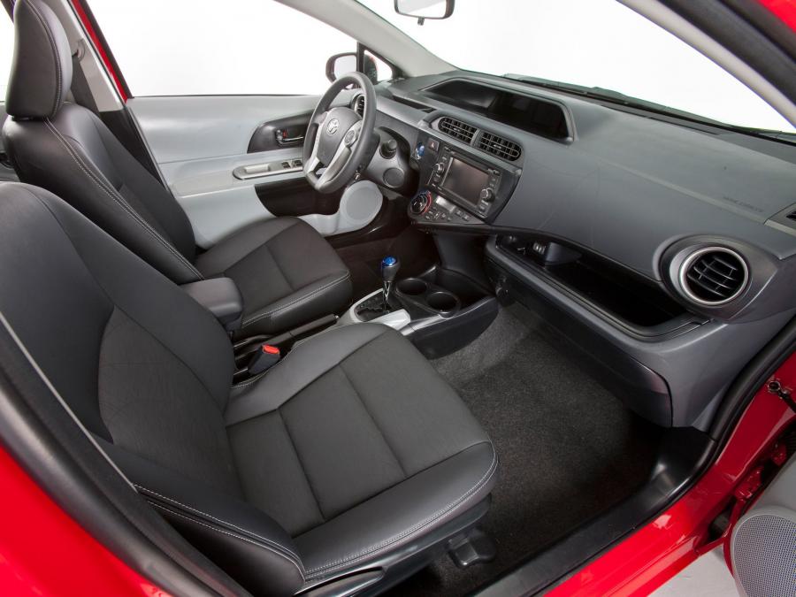  Toyota Prius C 2012 года  (фото 19 из 87)
